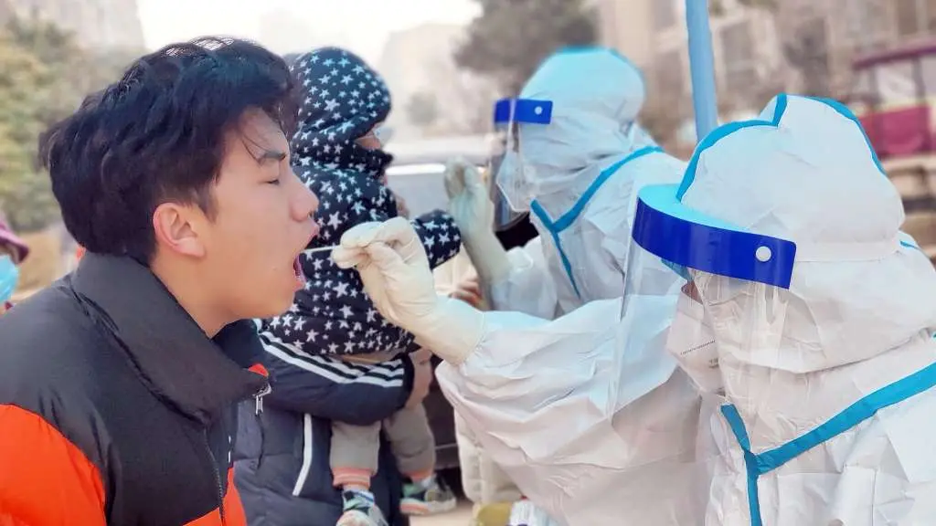 Probas de detecci&oacute;n da Covid-19 na cidade chinesa de Anyang (Foto: Wang Zirui / SIPA).