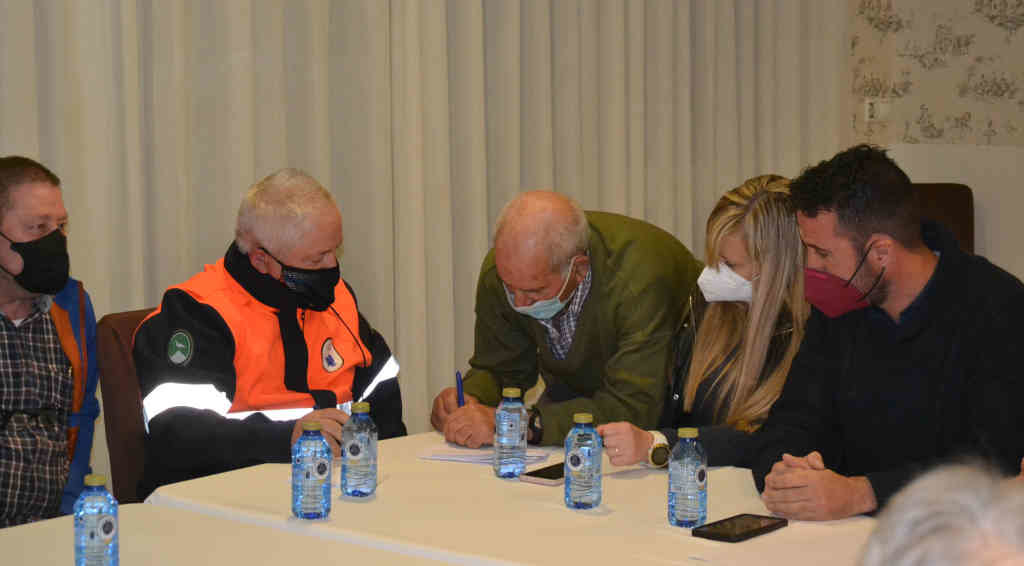 O alcalde de Mazaricos, Juan Blanco, á dereita, durante a sinatura do acordo. (Foto: Concello de Mazaricos)