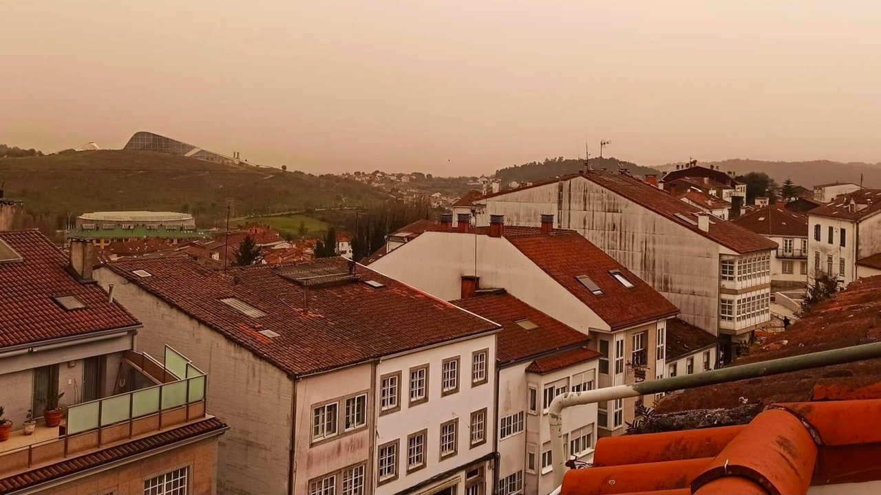 Imaxe da calixe de po sahariano na cidade de Santiago de Compostela. (Foto: Europa Press)