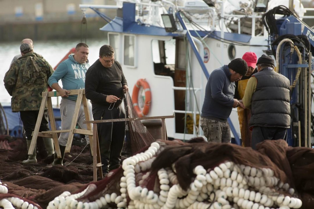 Mariñeiros nun pesqueiro aportado en Celeiro. (Foto: Carlos Castro/Europa Press)