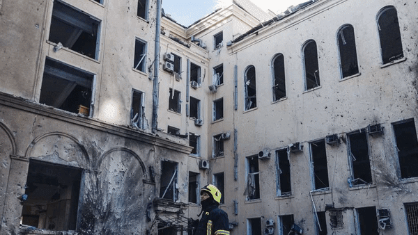 Un bombeiro traballando na extinci&oacute;n dun lume en Kharkiv (Diego Herrera/Xinhua News); edificio residencial atacado en K&iacute;iv (Ukrinform), e persoas refuxiadas partindo de Lviv (Mykola Tys/SOPA Images).