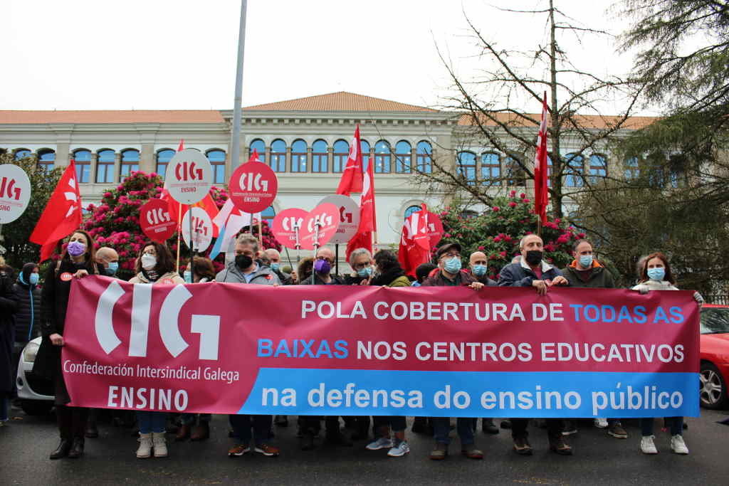 Delegados da CIG manifestándose onte diante da Consellaría. (Foto: Arxina)