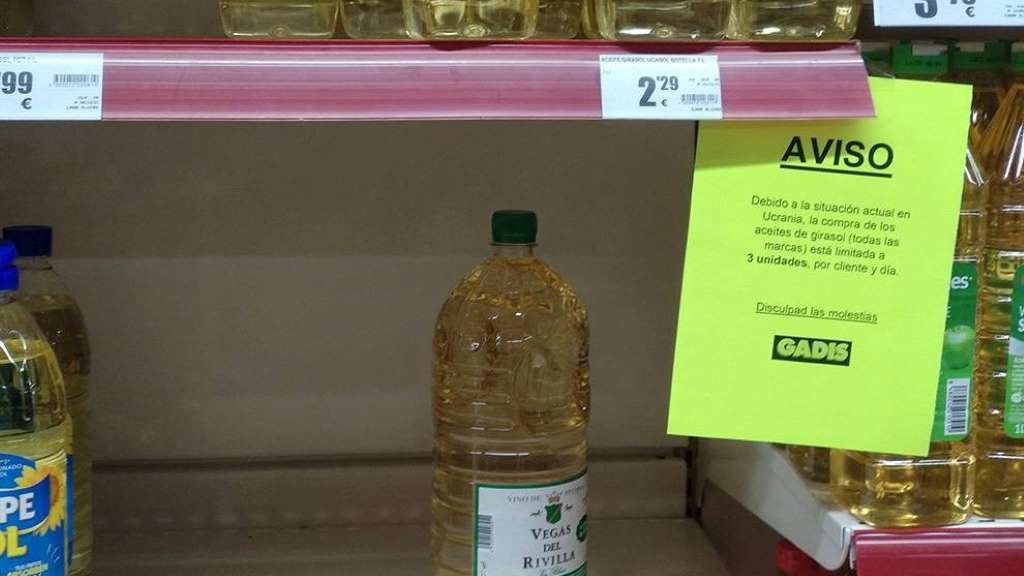 A escaseza de aceite de xirasol levou algúns supermercados a limitar as unidades que se poden comprar por día (Foto: Nós Diario).
