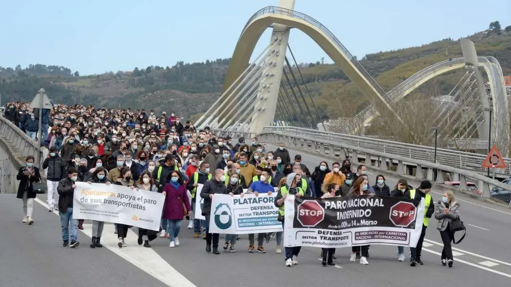 As e os transportistas que secundan o paro indefinido no sector percorreron esta quinta feira Ourense at&eacute; chegar &aacute; sede da Subdelegaci&oacute;n do Goberno (Foto: Rosa Veiga / Europa Press).