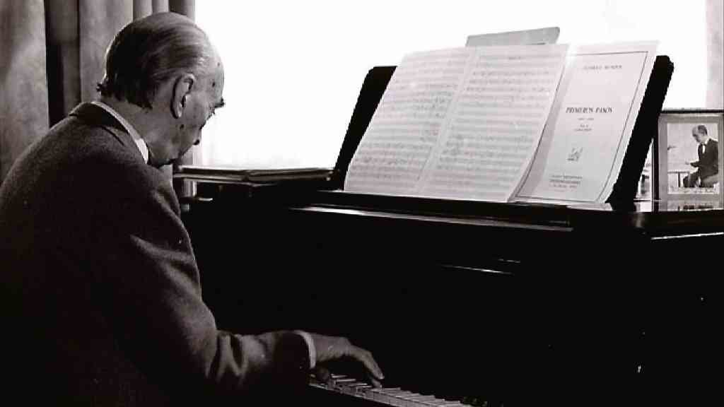 Federico Mompou ao piano.