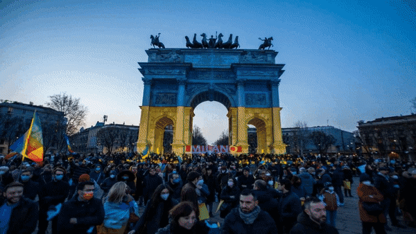 Manifestación en Milan contra a ofensiva militar rusa en Ucraína (LaPresse via ZUMA Press/dpa); rúas bombardeadas de Kíiv (Daniel Ceng Shou-Yi/ZUMA Press W/DPA); Poboación de Mariupol, agardando poder viaxar até Lviv (Victor/Xinhua News/ContactoPhoto)
