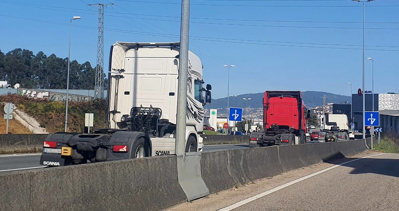 Camións diríxense até o centro de Vigo. (Javier Vázquez/Europa Press)