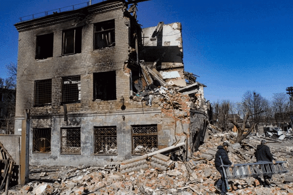 Ruínas dun edificio bombardeado en Dnieper (Ukrinform / dpa); un dos moitos refuxios antiaéreos da cidade de Lviv (Mykola Tys / SOPA Images via ZUMA / DPA); poboación civil recibe adestramento militar en Odesa ( Ukrinform / dpa)