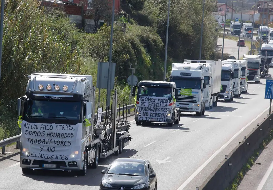 Caravana de cami&oacute;ns que na segunda feira participaron en Vigo no paro de transportistas. (Foto: Javier V&aacute;zquez/Europa Press)