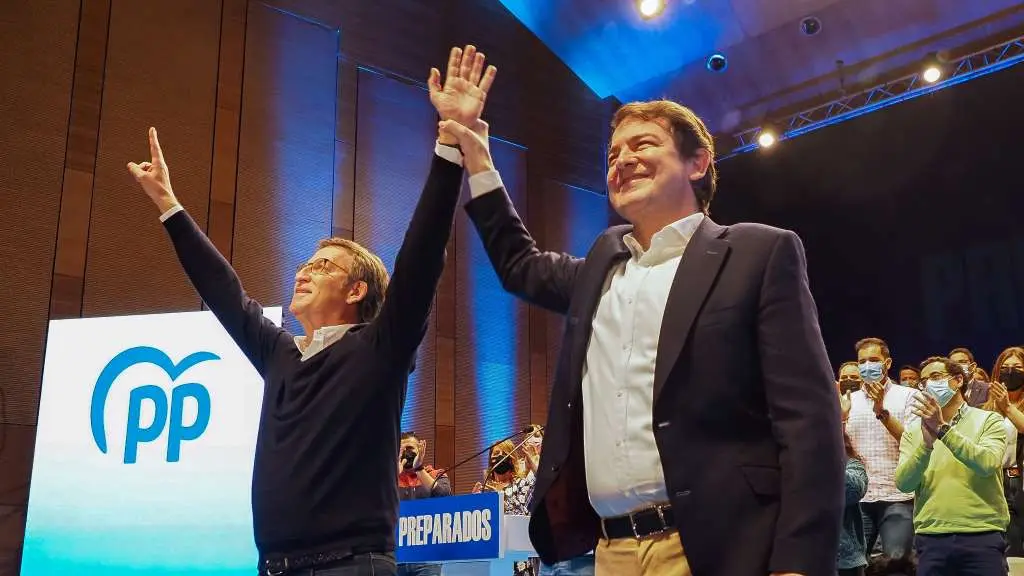 Alberto N&uacute;&ntilde;ez Feixoo e Alfonso Fern&aacute;ndez Ma&ntilde;ueco, durante un acto de campa&ntilde;a (Foto: Claudia Alba / Europa Press).