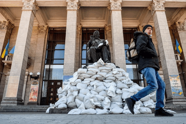 Sacos de area para protexer os monumentos en Zaporihia (Ukrinform / dpa); militares ucra&iacute;nos adestrando en K&iacute;iv (Mykhaylo Palinchak / SOPA Images v / DPA); intervenci&oacute;n de Volodimir Zelenski no Parlamento italiano (LaPresse / Roberto Monaldo / Zuma Press / ContactoPhoto)