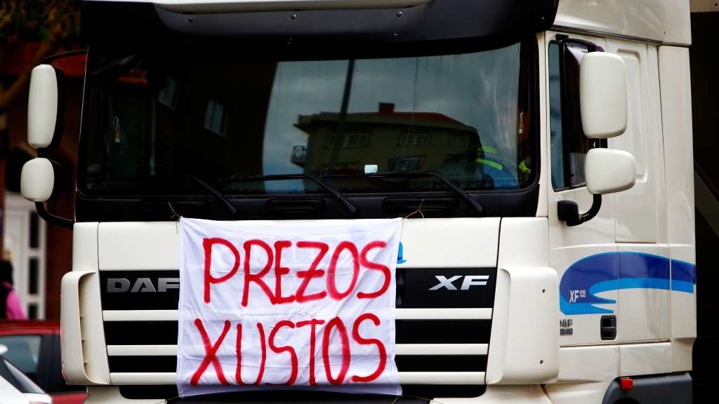 Protesta dos transportistas en Ferrol, esta cuarta feira (Foto: Raúl Lomba / Europa Press).