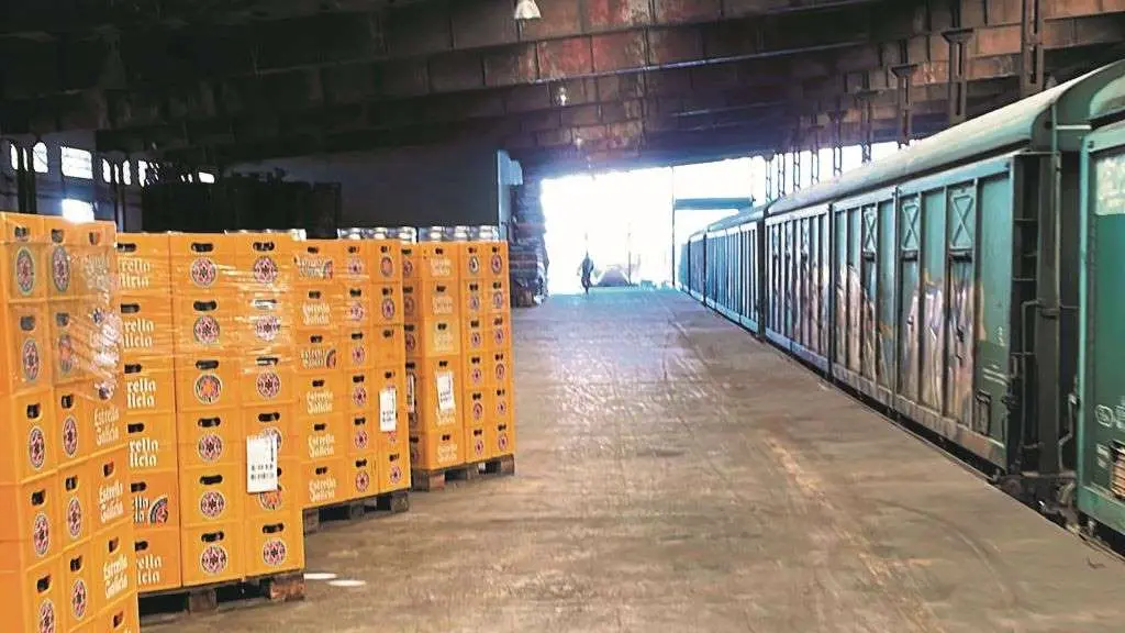 Caixas de Estrella Galicia, onte, &aacute; espera de ser cargadas no tren na estaci&oacute;n coru&ntilde;esa de mercador&iacute;as de San Diego (Foto: N&oacute;s Diario).