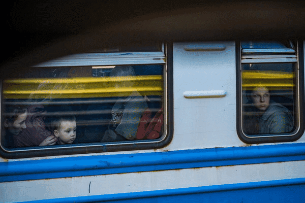 Refuxiados ucra&iacute;nos collen o  tren en Lviv para fuxir a Polonia (Celestino Arce Lavin / ZUMA Press / DPA); edificio do batall&oacute;n Azov bombardeado en Mariupol (Maximilian Clarke / SOPA Images vi / DPA); Carros de combate rusos en Donetsk (Maximilian Clarke / SOPA Images vi / DPA)