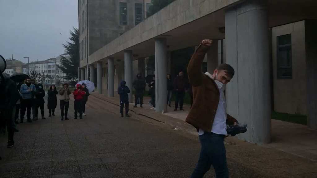 Chema Naia entrando aos Xulgados de Fontiñas, en Compostela, o pasado 1 de marzo (Foto: @absolucionchema).