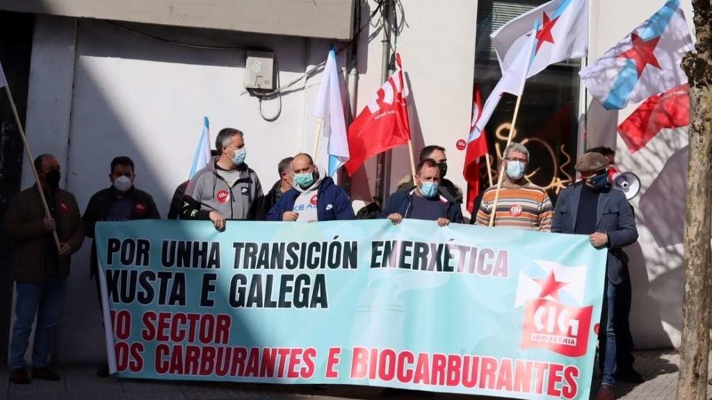 Protesta de delegados de empresas de carburantes esta quinta feira, fronte ao Parlamento galego (Foto: Nós Diario).