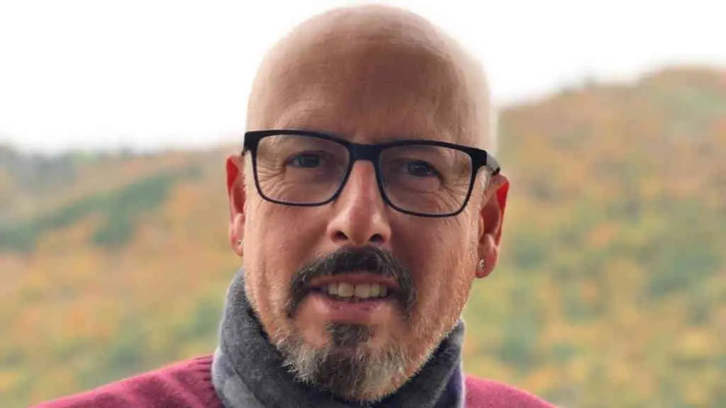 O escritor Pere Tobaruela autor do libro 'Formig4s. Misi&oacute;n Rosal&iacute;a'. (Foto: N&oacute;s Diario).