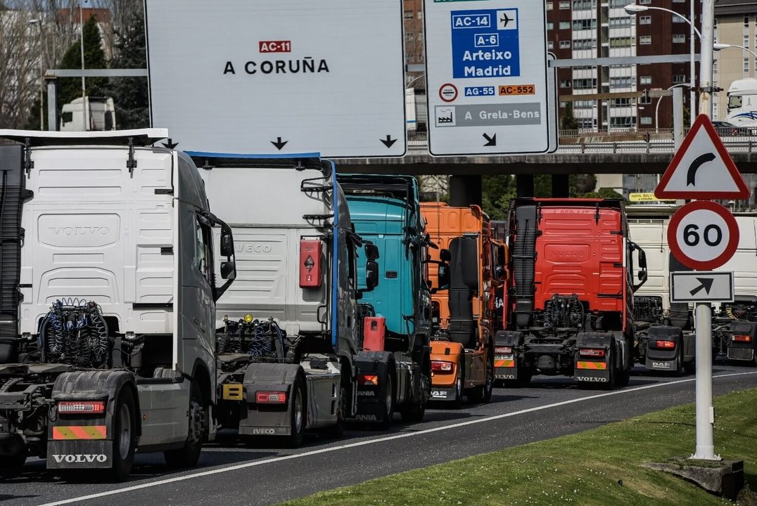 Camioneiros que secundan o paro, dirixíndose ao centro da Coruña. (M. Dylan/Europa Press)