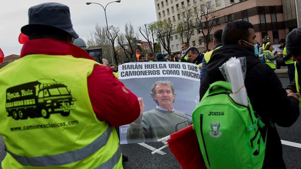 Manifestantes do sector do transporte, esta sexta feira, en Madrid (Foto: Jesús Hellín / Europa Press).