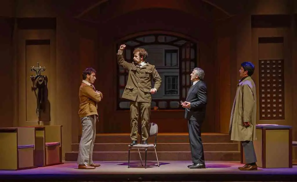 Escena de 'Morte accidental dun anarquista', en versi&oacute;n de Tal&iacute;a Teatro. (Foto: Rub&eacute;n Prieto)
