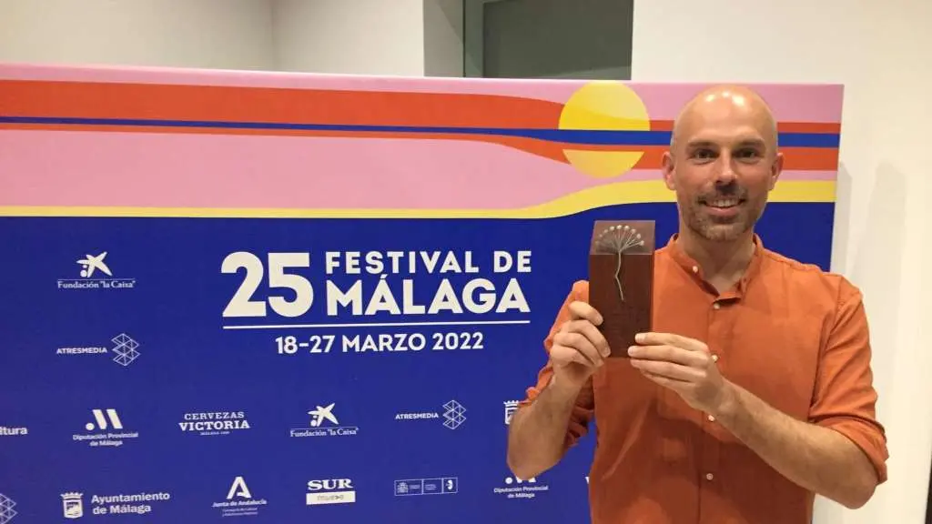 Eloy Dom&iacute;nguez recibe o premio a mellor curtametraxe (Foto: Zeitun Films).