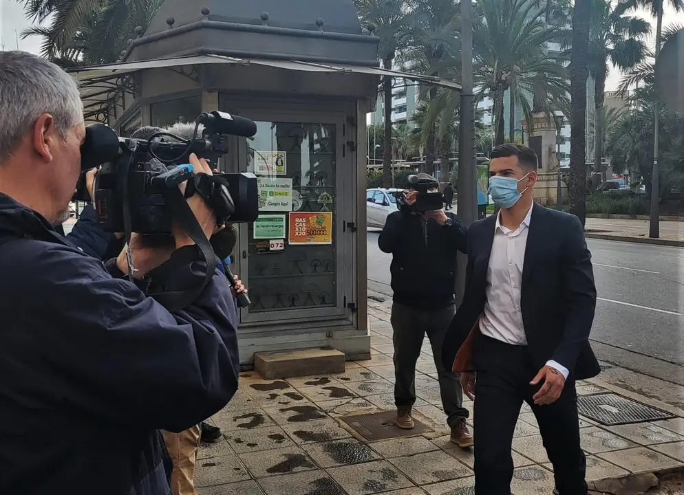 Santi Mina a s&uacute;a chegada aos xulgados de Almer&iacute;a. (Foto: Europa Press)
