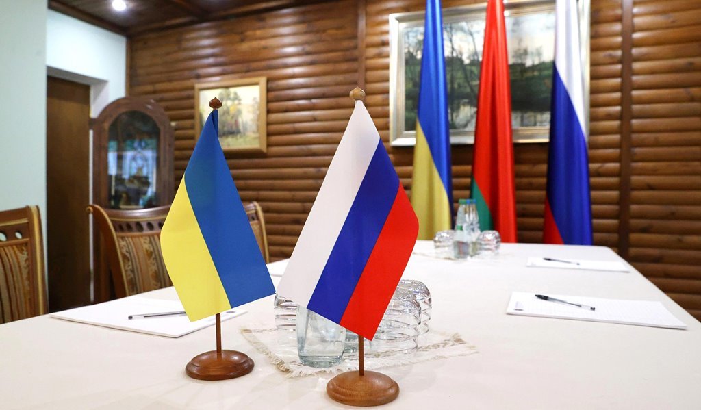 EuropaPress_4348450_banderas_ucrania_rusia_mesa_negociacion_bielorrusia