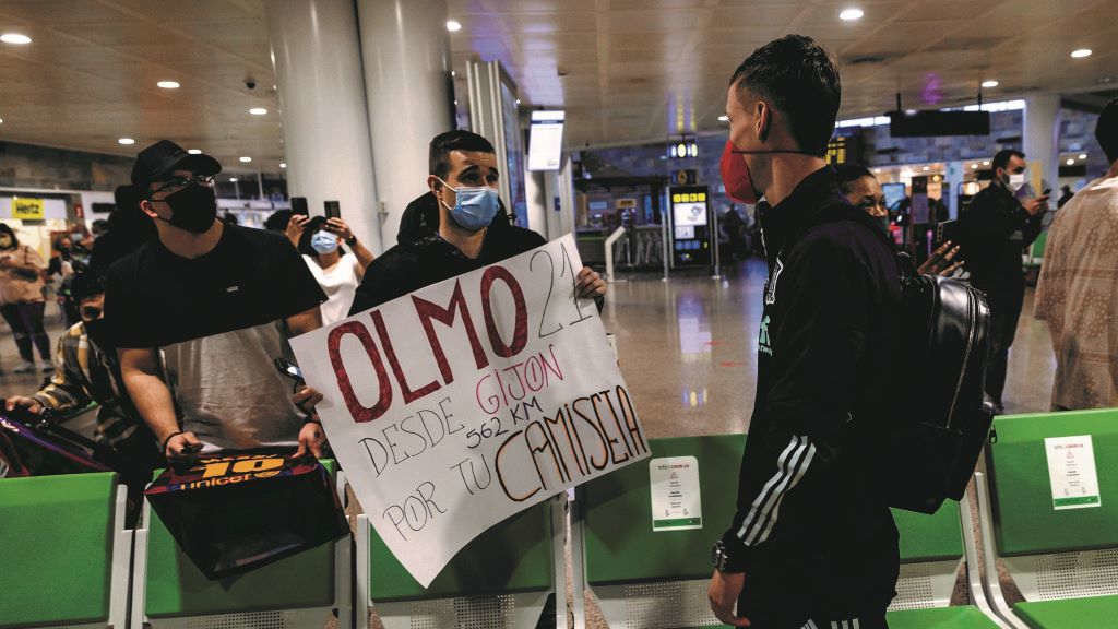 Afeccionados de fóra da Galiza, recibindo á selección española á súa chegada ao aeroporto de Alvedro. (Foto: RFEF).