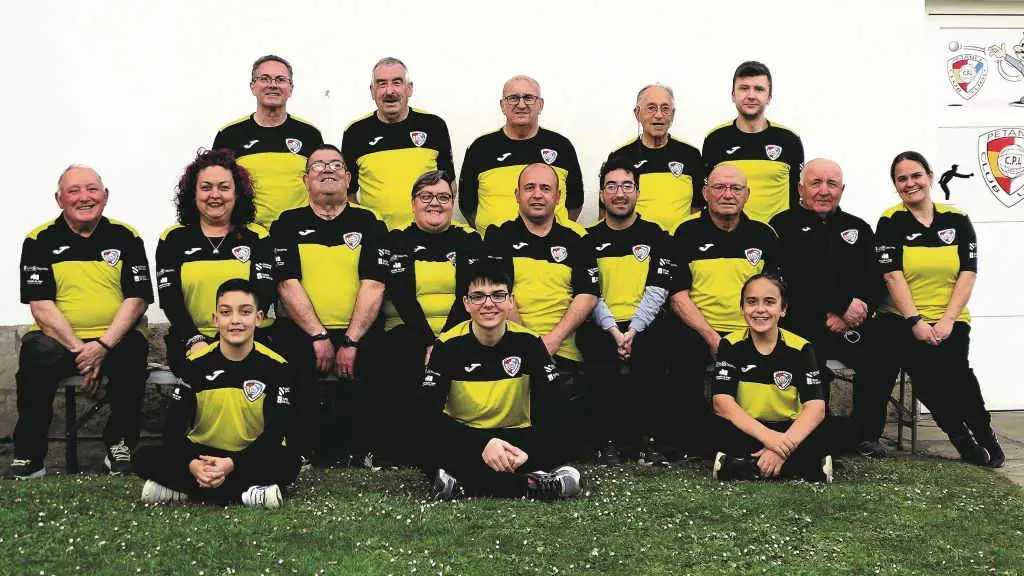 Mulleres, xente nova... o Club Petanca Lugo &eacute; o exemplo de que os vellos paradigmas quedaron atr&aacute;s no mundo da petanca. (Foto: Club Petanca Lugo).