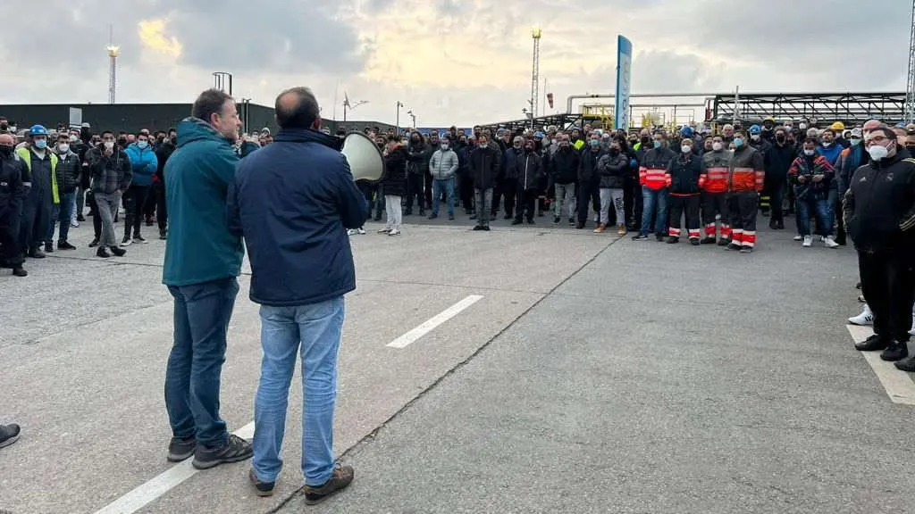 Asemble aberta de traballadores esta ma&ntilde;&aacute; &aacute;s portas da refinar&iacute;a de Repsol da Coru&ntilde;a. (Foto: N&oacute;s Diario).