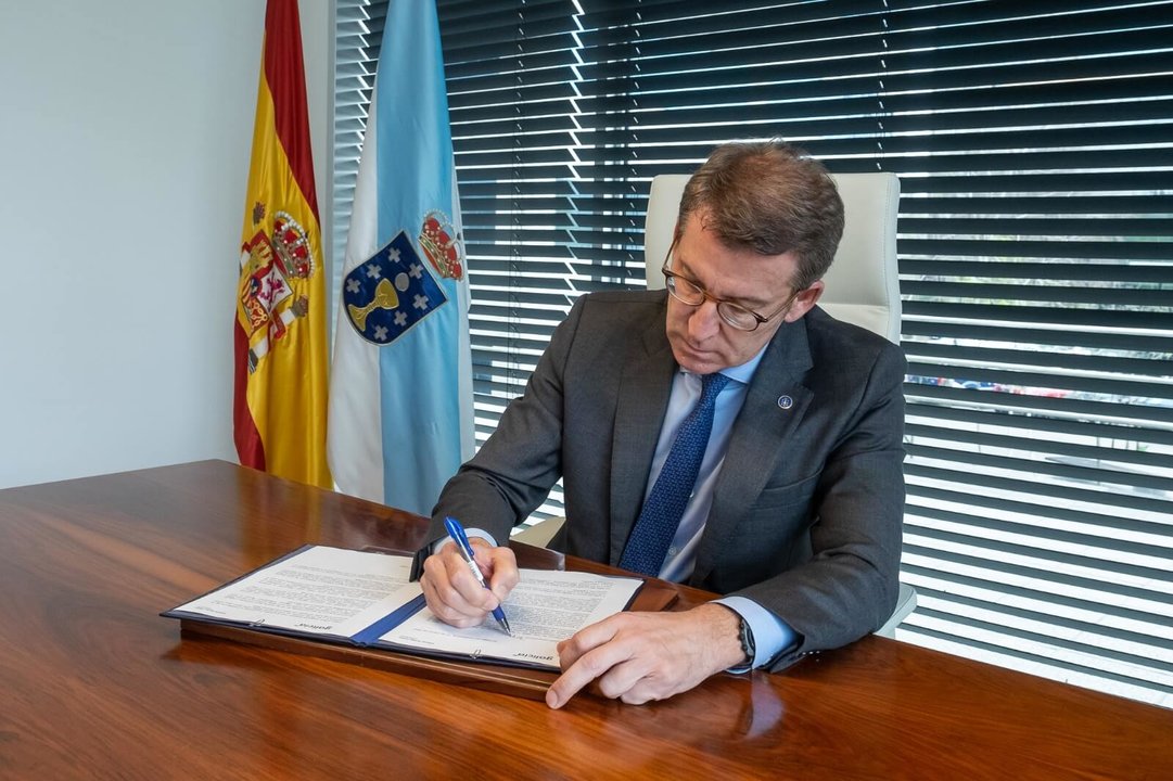 Feixoo asina a súa renuncia como presidente do PP galego. (Foto: Nós Diario)
