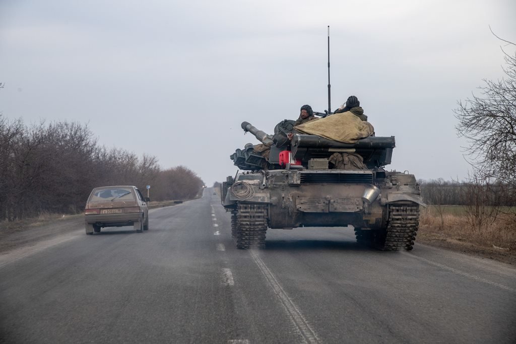 EuropaPress_4351710_29_march_2022_ukraine_mariupol_russian_tank_drive_along_road_outside