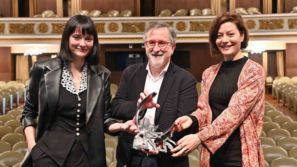 Xurxo Couto, acompañado de Carmen Méndez e Lidia Veiga (Foto: Deputación da Coruña).