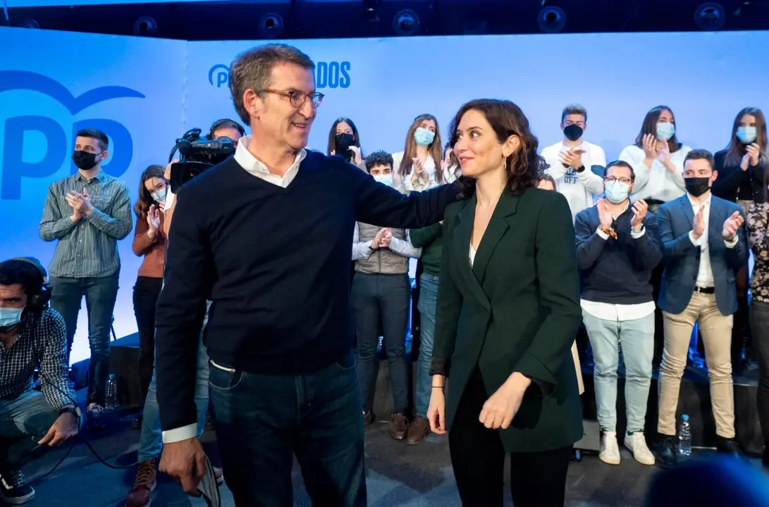 Feixoo e Ayuso, nun encontro de persoas afiliadas ao PP en Madrid, o pasado 15 de marzo. (Foto: lberto Ortega / Europa Press)
