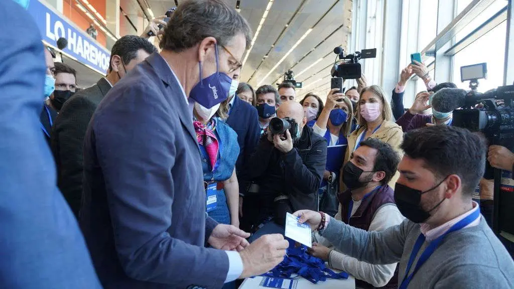 Alberto N&uacute;&ntilde;ez Feixoo recolle a s&uacute;a acreditaci&oacute;n &aacute; chegada ao XX Congreso do PP en Sevilla. (Foto: Eduardo Briones / Europa Press).