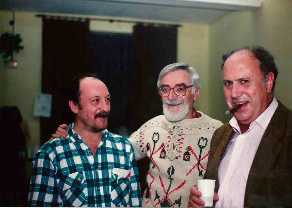 Suso Vaamonde, Bernardino Graña e Méndez Ferrín nun festival en solidariedade con Cuba, en 1993.