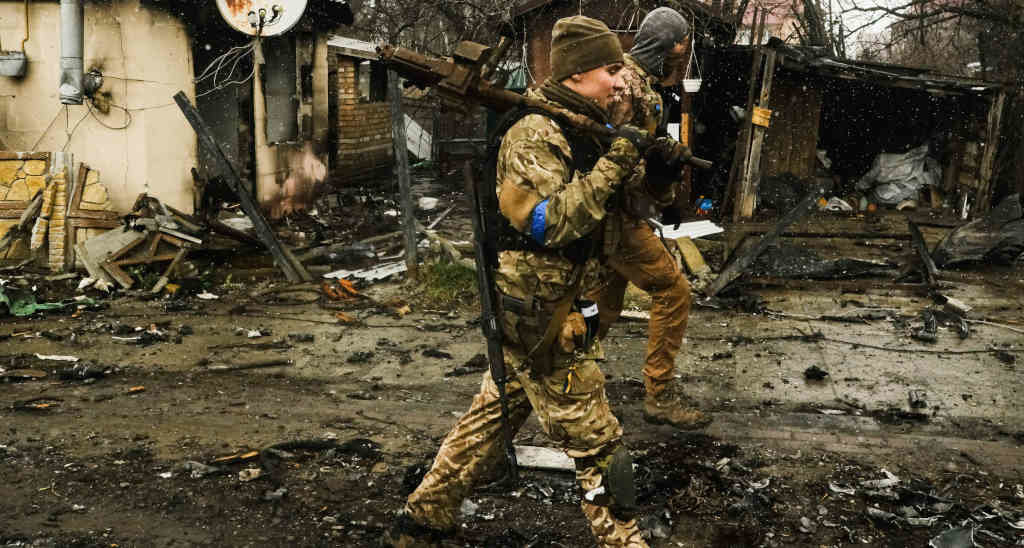 Soldados ucraínos camiñan pola cidade de Bucha. (Foto: Matthew Hatcher / Sopa Images via / Dpa)