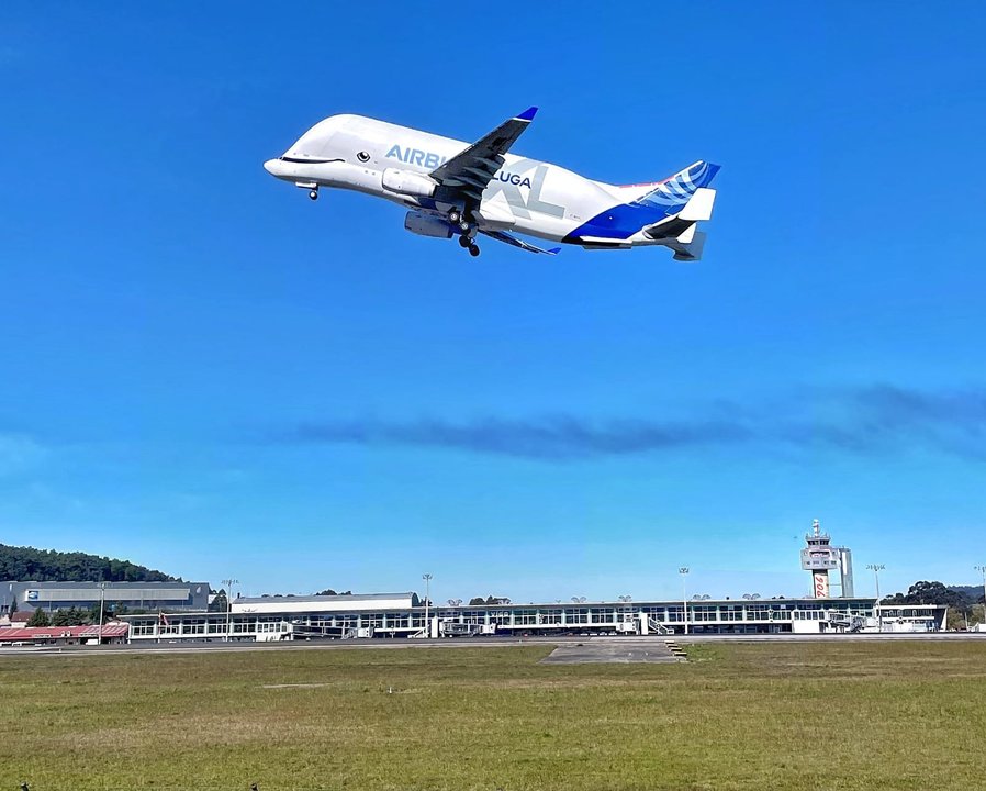 O Beluga XL, despegando da pista de aterrizaxe de Peinador. (Foto: Controladores Aéreos)