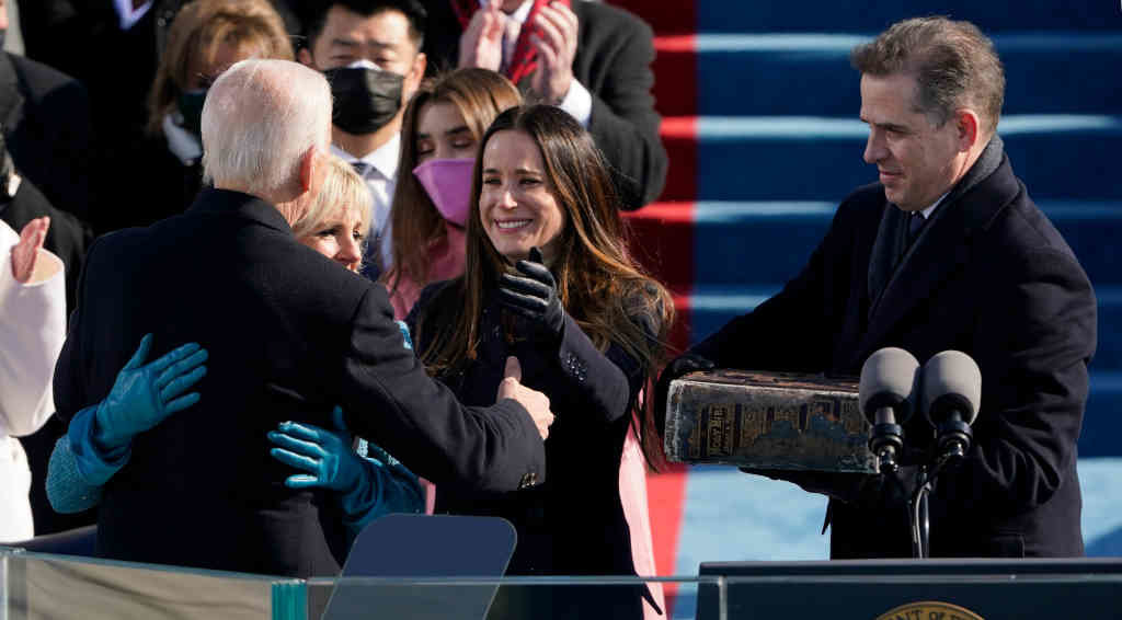 O presidente Biden recibe os parabéns da familia, incluíndo o seu fillo Hunter Biden (dereita), na súa investidura en xaneiro de 2021. (Foto: Europa Press)