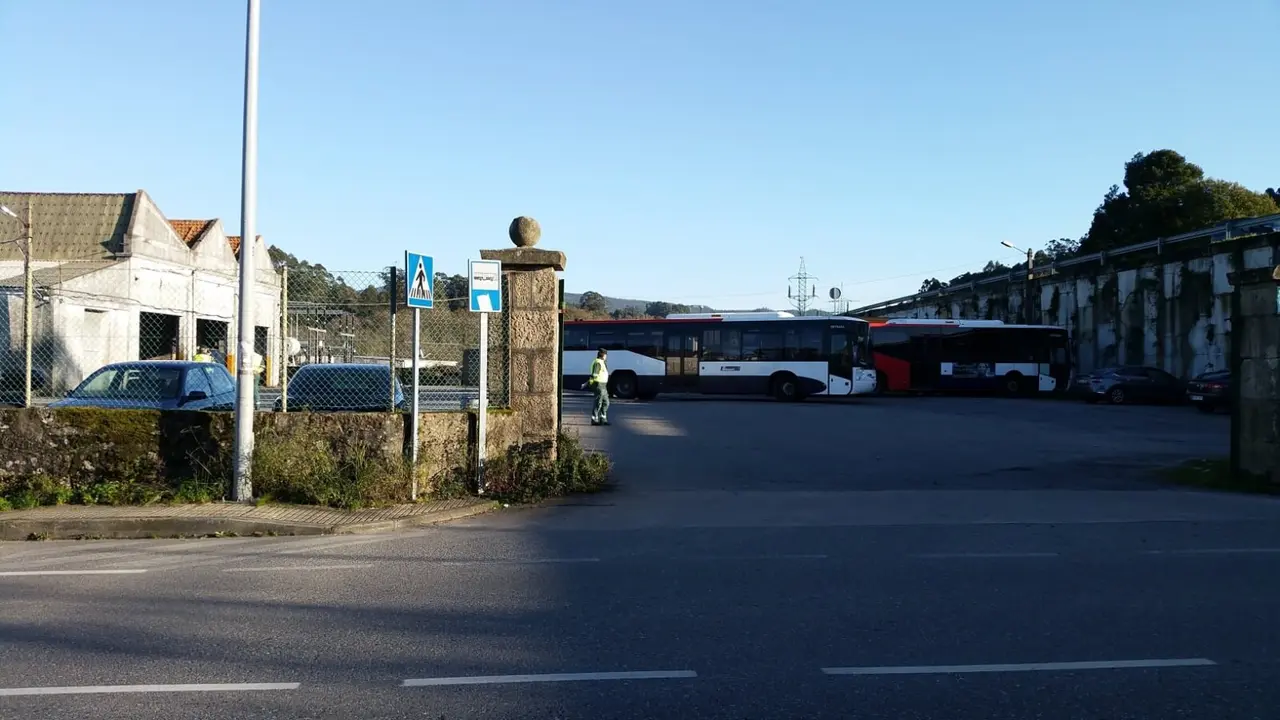 Rexistro policial nunhas oficinas de Monbus. (Foto: Europa Press)