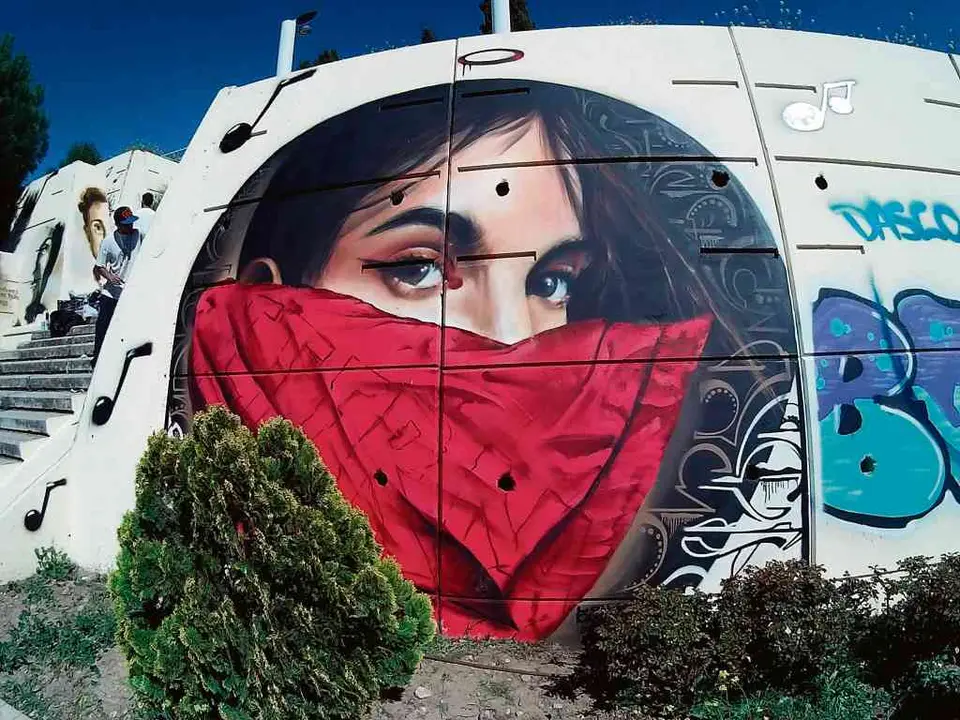 Un mural que lembra a figura de Gata Cattana.