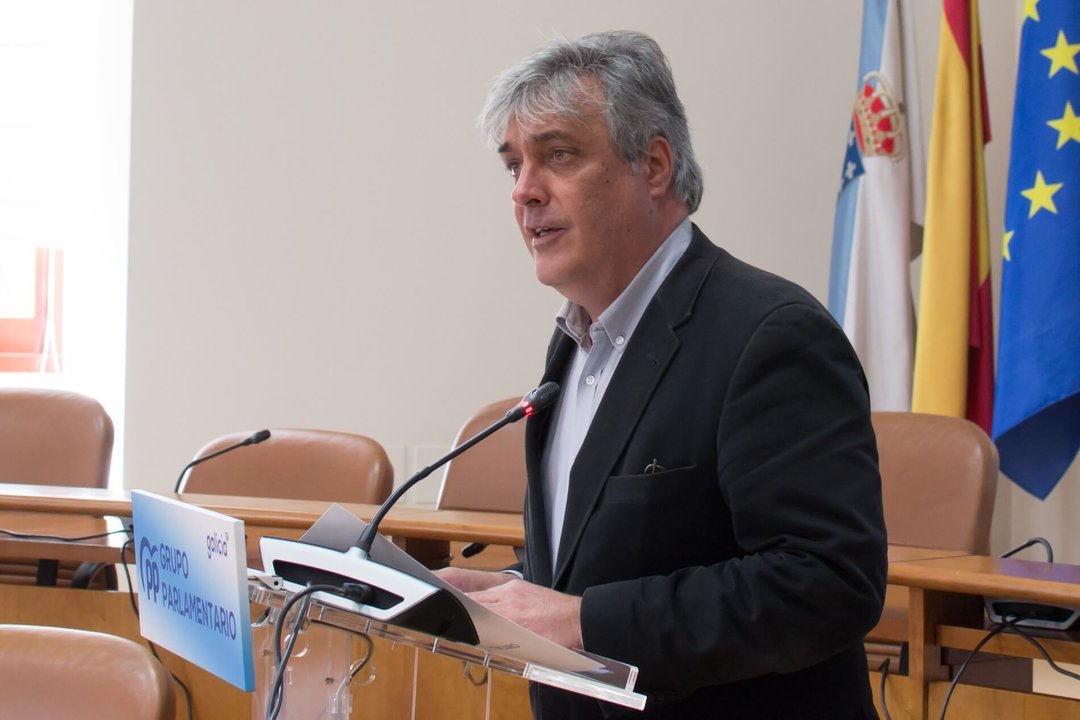 O portavoz parlamentar do PP, Pedro Puy, en rolda de prensa. (Foto: Nós Diario)