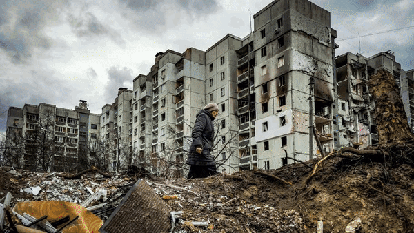 Edificios derrubados en Chernihiv (Celestino Arce Lavin/ZUMA Press/DPA); bombeiros realizando operaci&oacute;ns de rescate en Borodyanka (Matthew Hatcher/Zuma Press/ContactoPhoto); helic&oacute;ptero de combate abatido en Havronshchyna (Sergei Chuzavkov/Zuma Press/ContactoPhoto).
