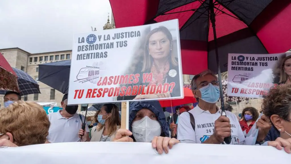 Mobilizaci&oacute;n na praza compostel&aacute; do Obradoiro dos familiares das v&iacute;timas do sinistro do Alvia en Angrois, o pasado mes de xullo. (Foto: C&eacute;sar Arxina / Europa Press)