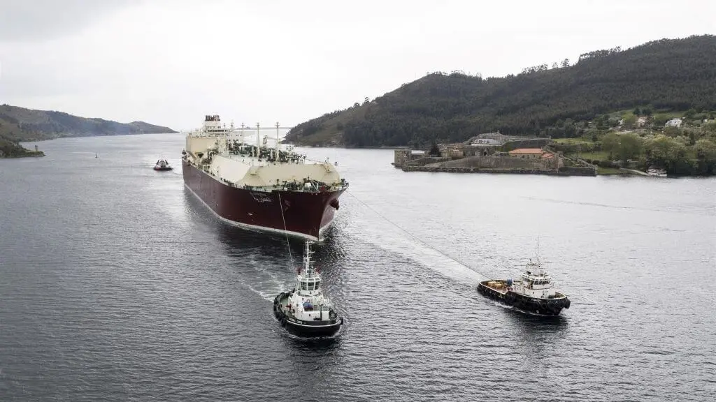 Entrada dun buque gaseiro  na r&iacute;a de Ferrol con destino &aacute;s instalaci&oacute;ns da planta de Reganosa en Mugardos (Foto: APFSC).