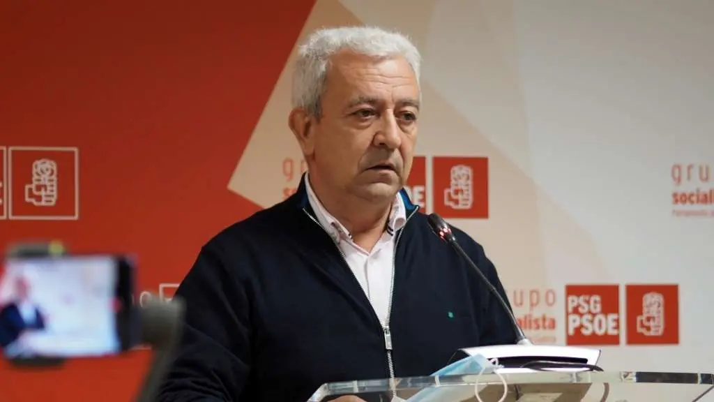 O portavoz parlamentario do PSdeG, Lu&iacute;s &Aacute;lvarez, esta segunda feira, en rolda de prensa. (Foto: PSdeG)