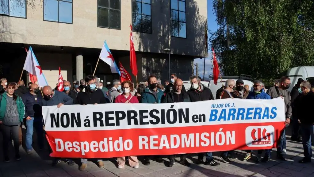 Protesta convocada pola CIG diante dos Xulgados de Vigo. (Foto: N&oacute;s Diario)