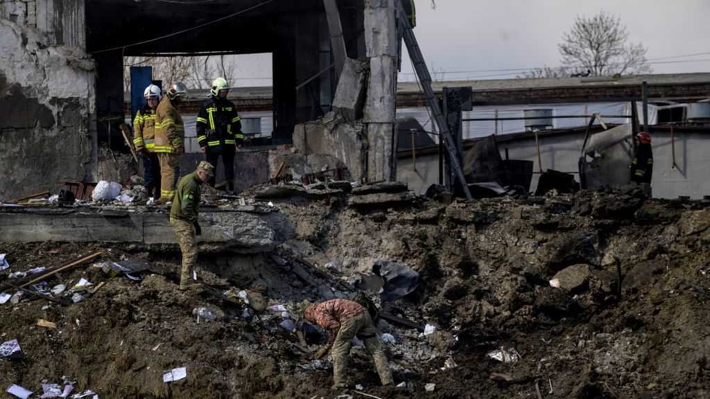 Bombeiros apartan os cascallos dun edificio derruído tras o impacto dun mísil na cidade ucraína de Lviv, esta segunda feira. (Foto Valeria Ferraro / ZUMA Press Wire / DPA)