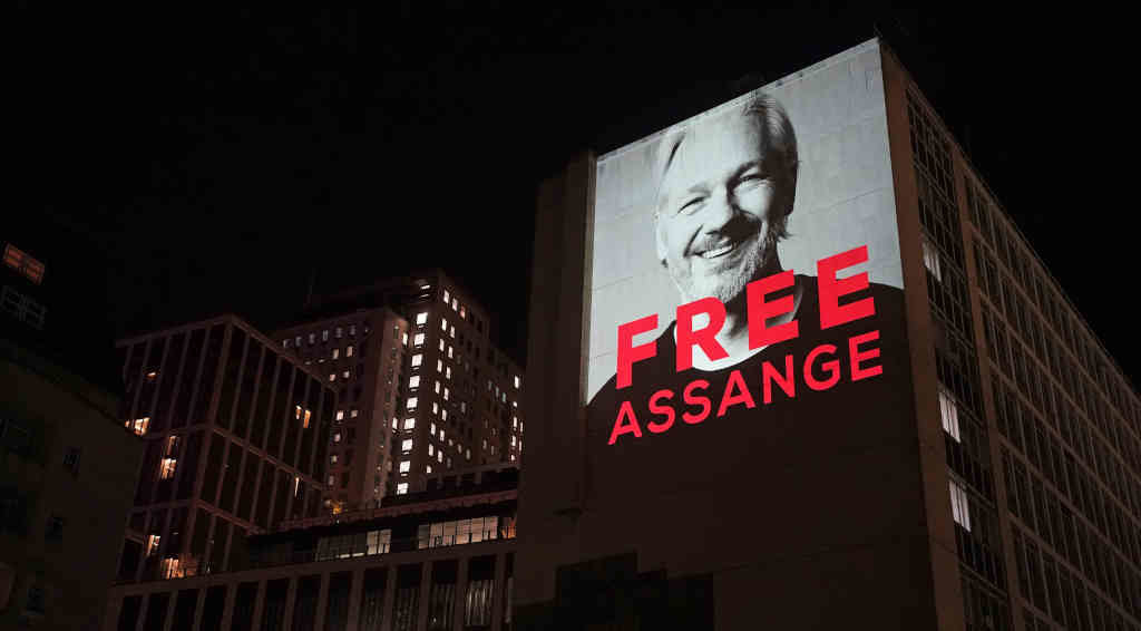 Deseño proxectado en Londres en apoio ao xornalista Julian Assange. (Foto: Victoria Jones / PA Wire / dpa)