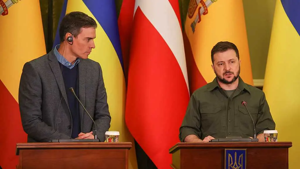 Pedro S&aacute;nchez e Volodimir Zelenski en K&iacute;iv. (Foto: Canal Sur)